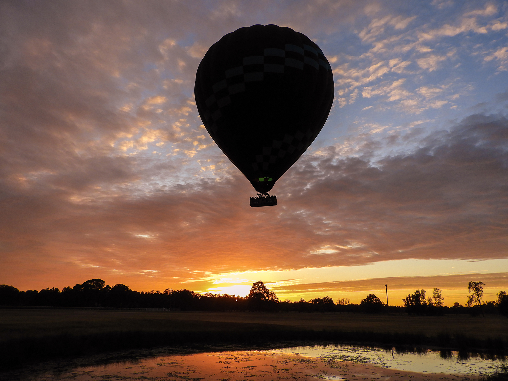 hot air balloon hunter valley at sunrise